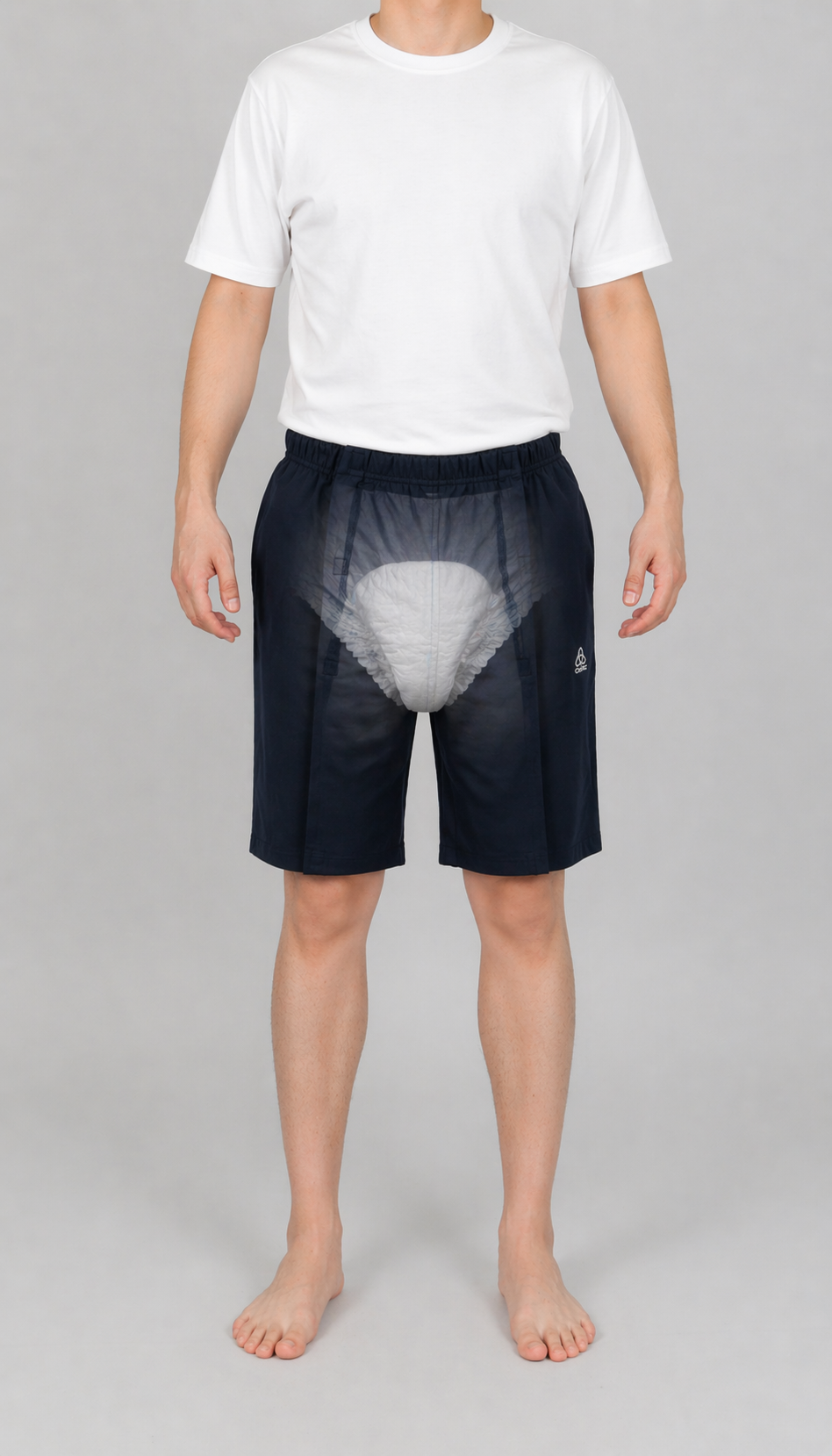 ComfortCure Adaptive Pflegeshorts für bettlägerige Patienten - Klettverschluss, vorne komplett zu öffnen, Schwarz, Vorderansicht mit transparenter Inkontinenzvorlage