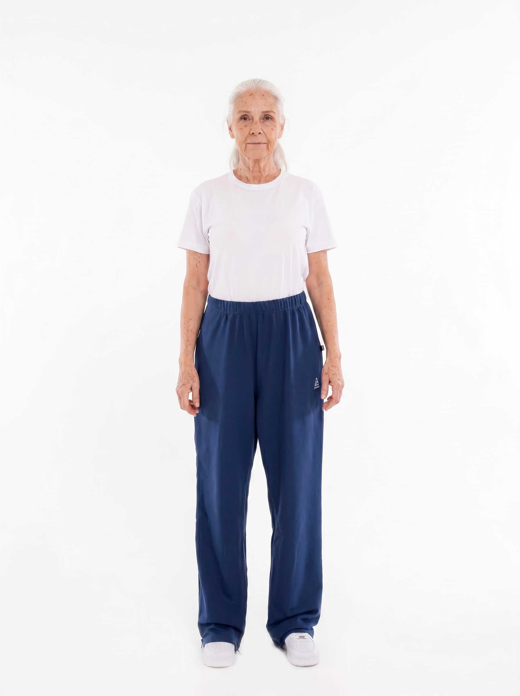 ComfortCure Adaptive Pflegehose für bettlägerige Patienten - mit Reißverschluss, Navy, Vorderansicht, ältere Frau, Hose geschlossen